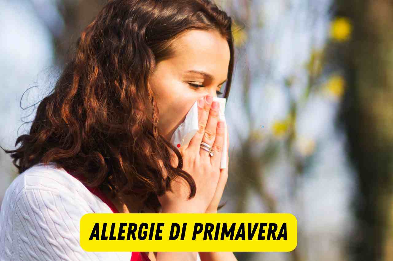 Donna con allergia che soffia il naso