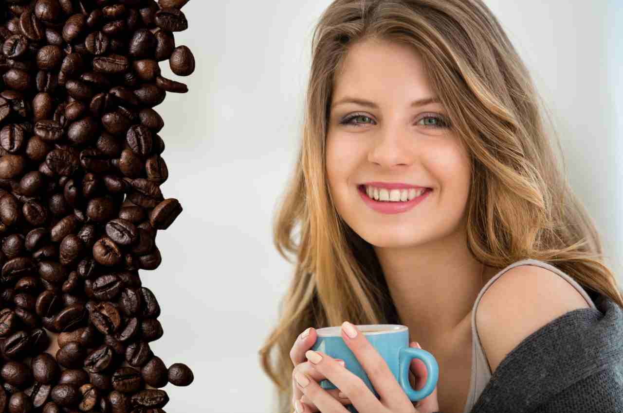 Ragazza con tazza di caffè