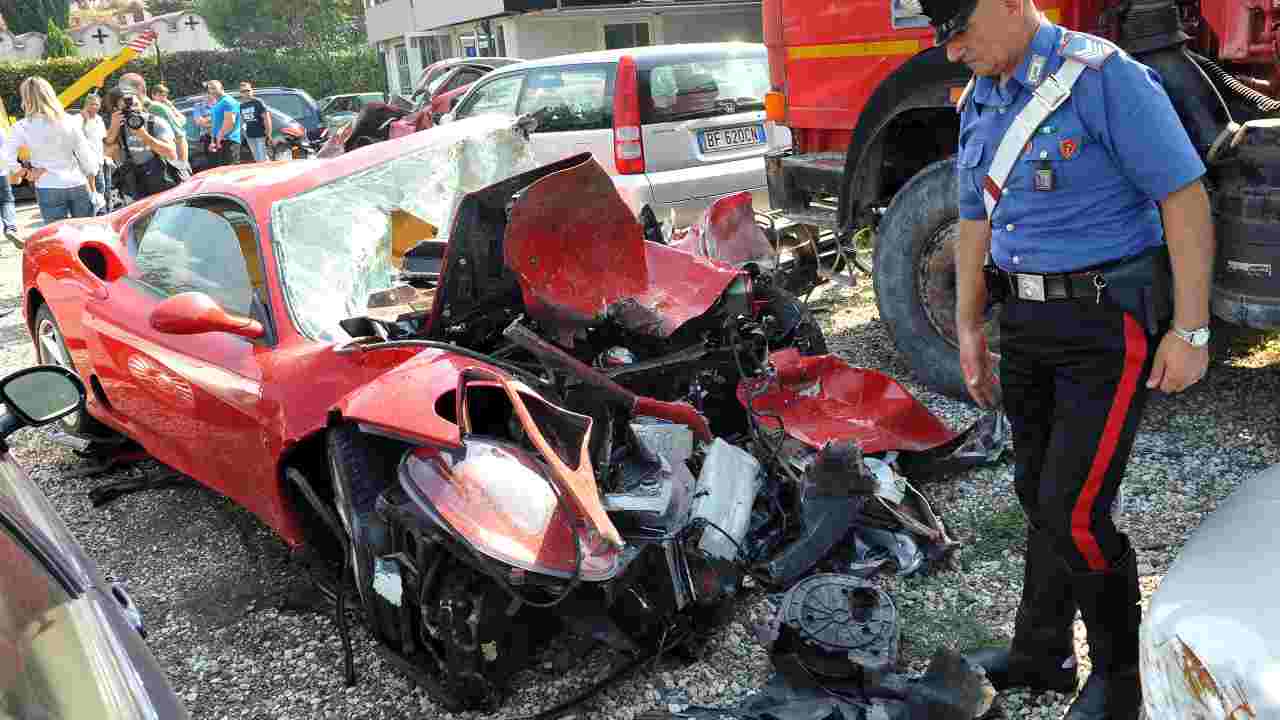 Ferarri distrutta carabiniere