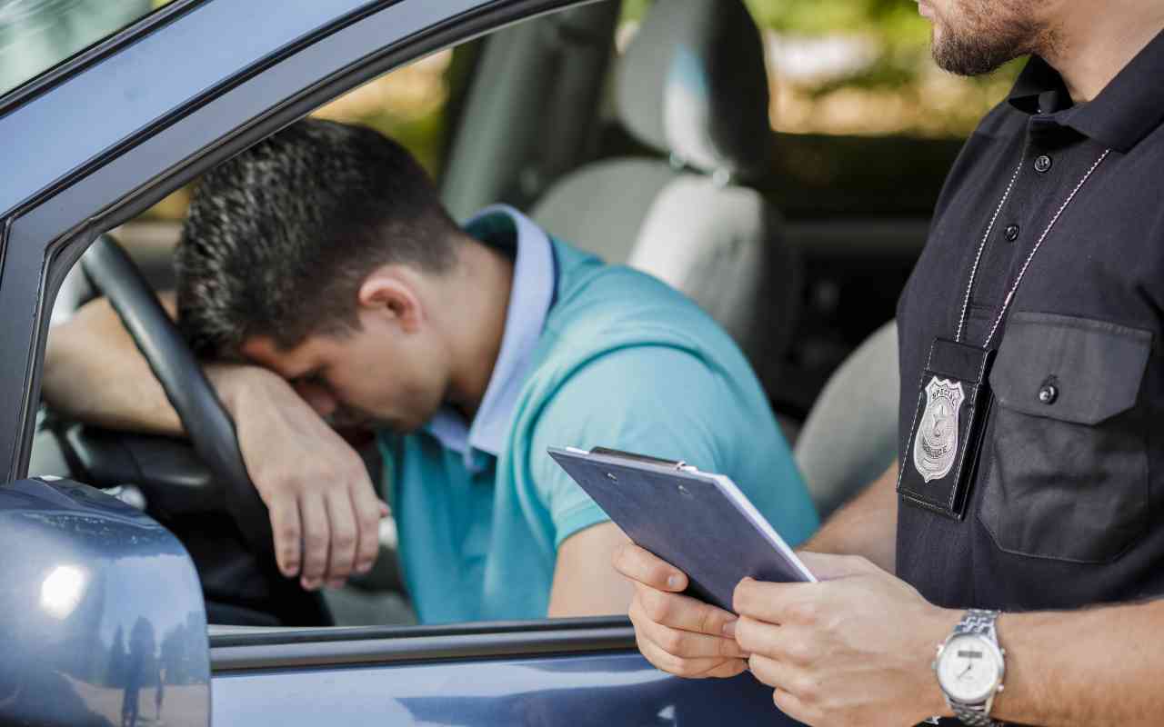 Multa all'automobilista che guida col telefono (AdobeStock)