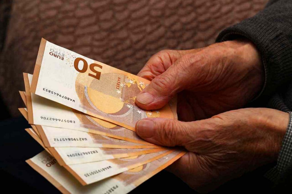 Pensionati che conta soldi