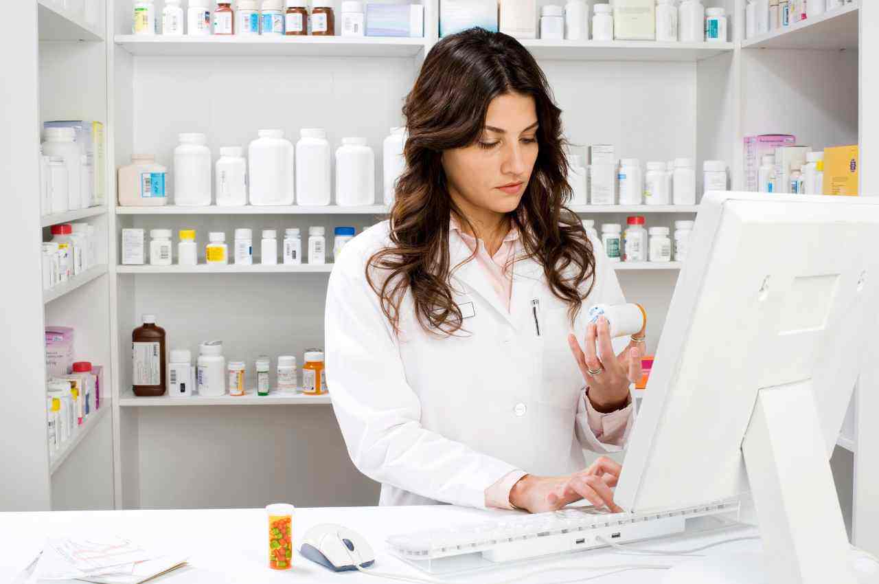 farmacista davanti al pc