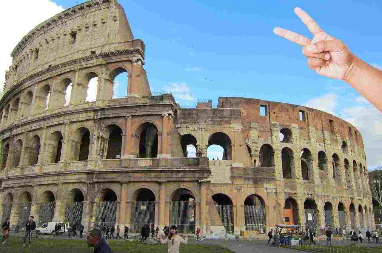Colosseo, mani che indicano il numero due