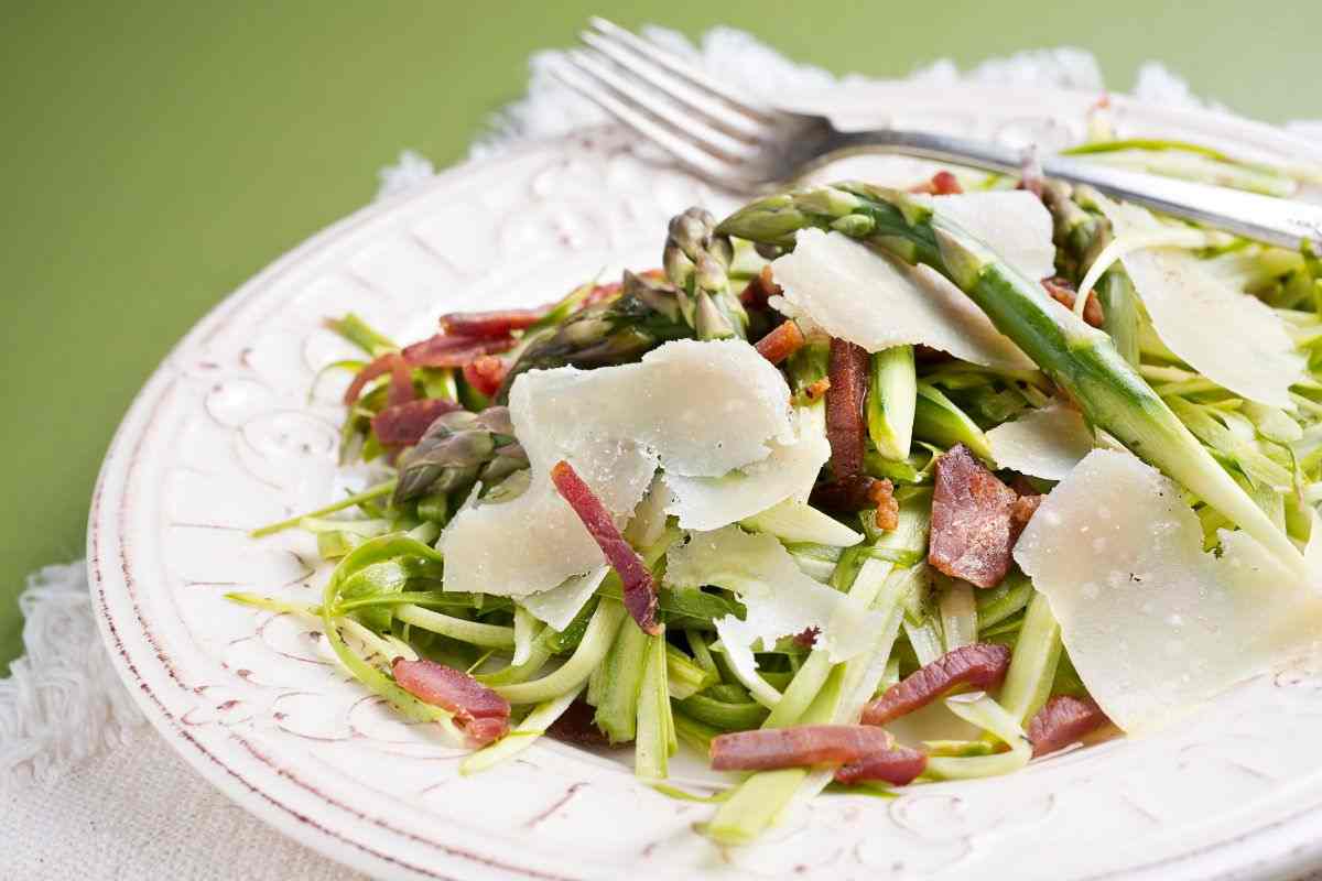 Piatto di pasta con asparagi