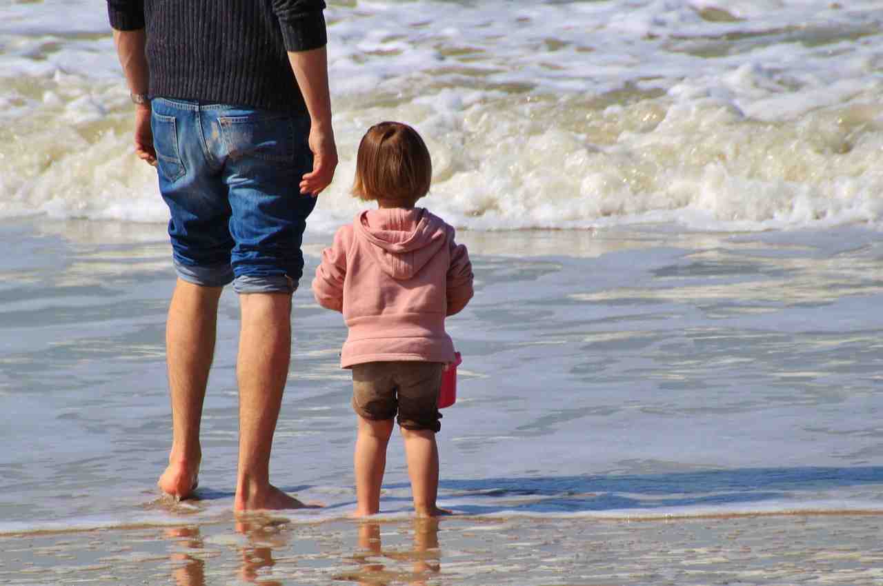 papà con bimbo al mare