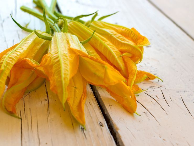 Il segreto per pulire i fiori di zucca