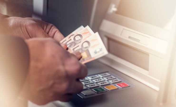 Prelevare al bancomat con la tessera sanitaria