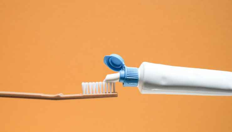 Non bagnare lo spazzolino con il dentifricio prima dell'utilizzo