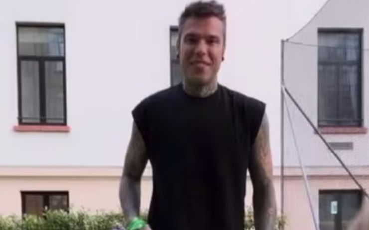 Come si è vestito Fedez alla festa del figlio