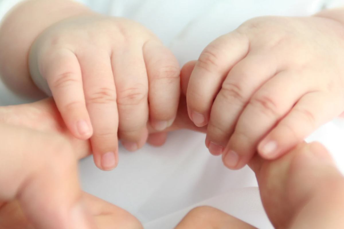 Il massaggio per neonati che aiuta a sviluppare il cervello