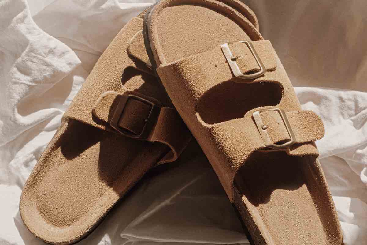 Sandali in sughero tipo Birkenstock: ecco come pulirli al meglio ed evitare cattivi odori