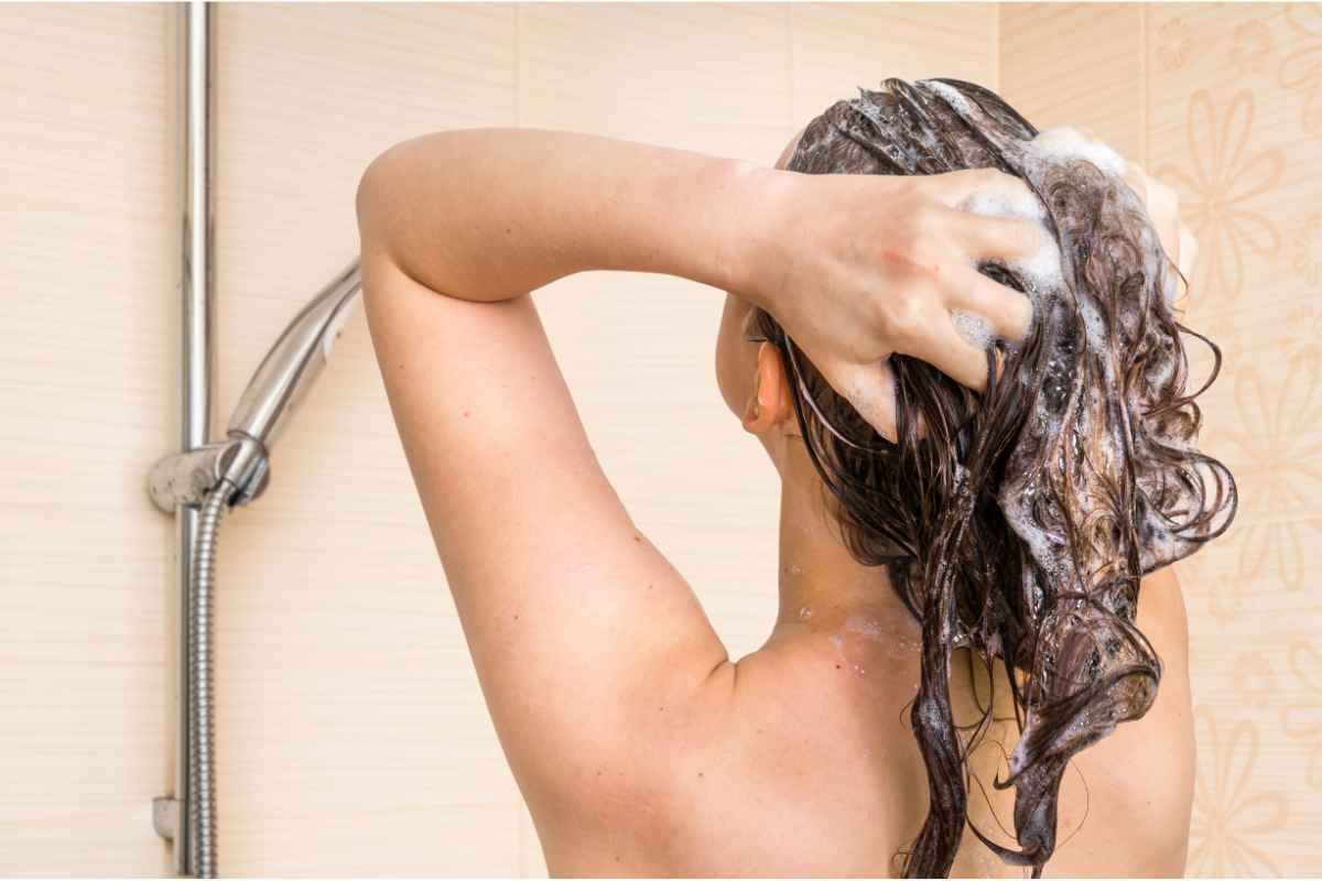 Trucco per non avere i capelli crespi dopo la doccia 