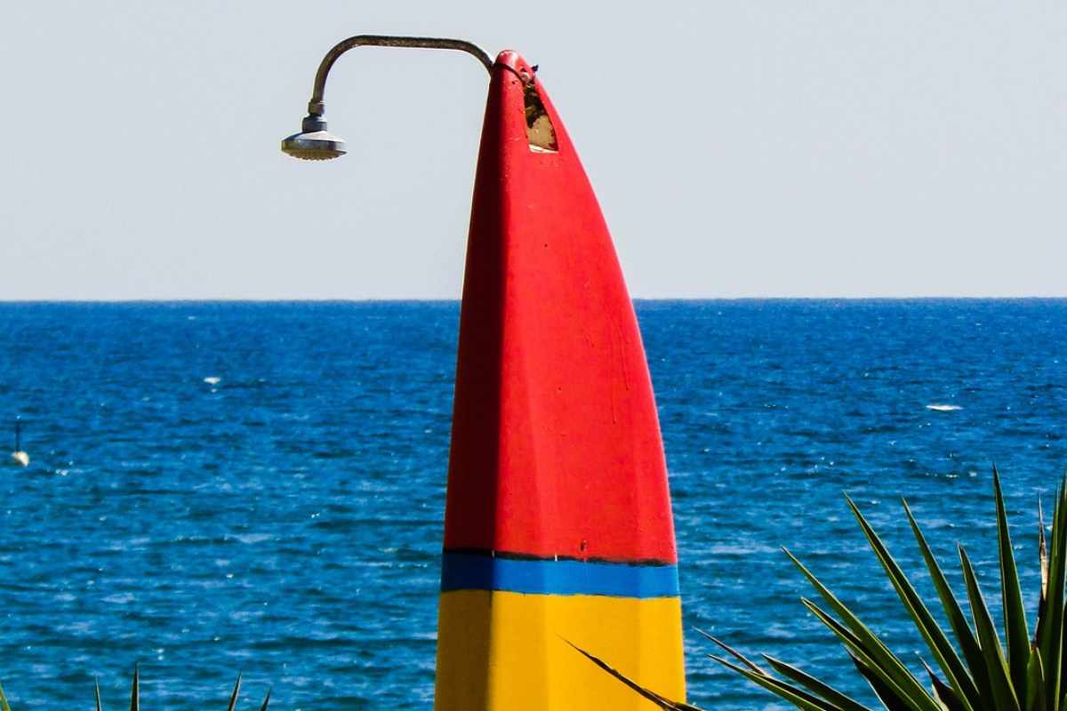 Perché non fare la doccia dopo il bagno in mare 