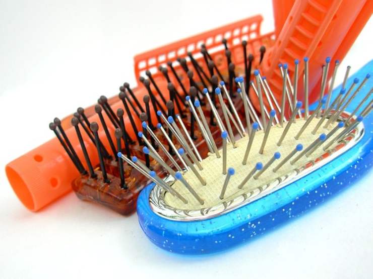 Come prendersi cura delle spazzole per capelli 