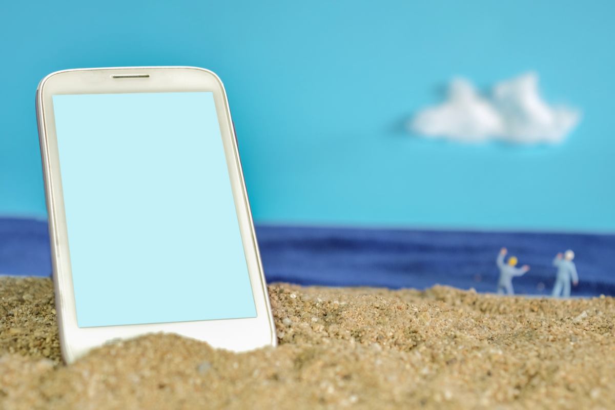 Telefono in spiaggia: a cosa fare attenzione