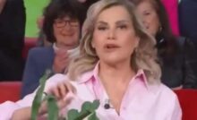 Simona Ventura si è presentata in onda mostrando ancora i sintomi della paralisi di Bell, ma quando potrà guarire?